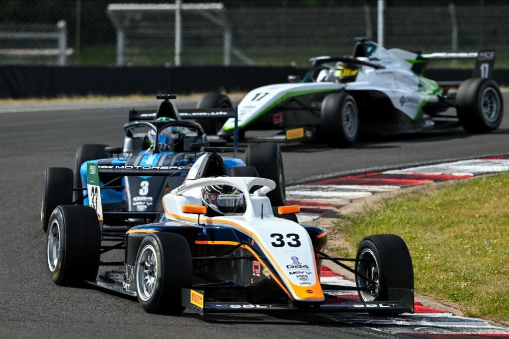 Jasser (33) on his way to the Rookie win
